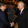 Başbakan Davutoğlu ve Kılıçdaroğlu'ndan sıcak sohbet Başbakan Davutoğlu ve Kılıçdaroğlu'ndan sıcak sohbet