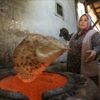Tandır ateşinde ekmeğini kazanıyor Tandır ateşinde ekmeğini kazanıyor