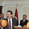 Bakan'dan ekmek itirafı Bakan'dan ekmek itirafı