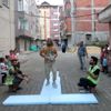 İnşaat malzemeleriyle defile yapan işçilere oyunculuk ...