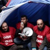 Hastane bahçesine çadır kuran işçiler işlerine geri alındı Hastane bahçesine çadır kuran işçiler işlerine geri alındı