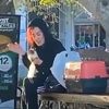 Sokakta eline aldığı hamsterı tokatlayıp, ısırmaya ... Sokakta eline aldığı hamsterı tokatlayıp, ısırmaya ...