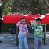 Şehit babasını arkadaşı ile birlikle selamlayarak uğurladı Şehit babasını arkadaşı ile birlikle selamlayarak uğurladı