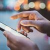 Yürürken telefonuna bakanlara kötü haber Yürürken telefonuna bakanlara kötü haber