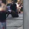 İnsafsız gelin, kaynanasını sokak ortasında böyle dövdü