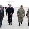Bakan Akar ve komutanlar sınır hattında Bakan Akar ve komutanlar sınır hattında