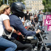 İstifa eden Varufakis bakanlık binasını terk etti İstifa eden Varufakis bakanlık binasını terk etti