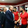 Cumhurbaşkanı Erdoğan, soyunma odasına indi, Millilere başarılar diledi Cumhurbaşkanı Erdoğan, soyunma odasına indi, Millilere başarılar diledi
