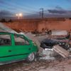 Park halindeki otomobillerin üzerine beton düştü Park halindeki otomobillerin üzerine beton düştü