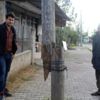 Rüzgarda iki parça olan ahşap telefon direğini kabloyla ... Rüzgarda iki parça olan ahşap telefon direğini kabloyla ...