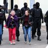 Belarus ta protestocular neden polislerin maskelerini ... Belarus ta protestocular neden polislerin maskelerini ...