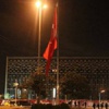 Taksim'de dev Türk bayrağı yarıya indirildi Taksim'de dev Türk bayrağı yarıya indirildi