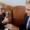 Duayen tiyatrocuyu duygulandıran ödül Duayen tiyatrocuyu duygulandıran ödül