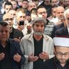Oğlunun cenazesine polis eşliğinde katıldı