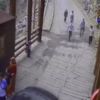 Polisin bayrak hassasiyeti: Yerde görünce katlayıp araca götürdü Polisin bayrak hassasiyeti: Yerde görünce katlayıp araca götürdü