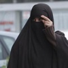 Elleri çıplak diye AVM'den kovuldu