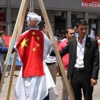 Eylem yapan ülkcüler Mao'yu astı! Eylem yapan ülkcüler Mao'yu astı!