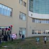 Koronavirüs tedavisi gören sevgilisine hastane önünde evlilik teklif etti Koronavirüs tedavisi gören sevgilisine hastane önünde evlilik teklif etti