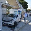 Otomobil durakta bekleyen öğrencilere çarptı