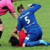 Kadın futbolcu rakibini yere yatırıp yumrukladı Kadın futbolcu rakibini yere yatırıp yumrukladı