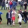 Futbolcular tekme tokat birbirine girdi