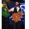 Sanatçıyı gitara boğdular Sanatçıyı gitara boğdular