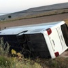 Yolcu Otobüsü Tarlaya Devrildi: 20 Yaralı Yolcu Otobüsü Tarlaya Devrildi: 20 Yaralı
