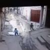Pakistanlı küçük çocuk su dolu kanala düştü Pakistanlı küçük çocuk su dolu kanala düştü