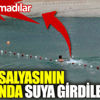 ﻿Cadebostan'da deniz salyasının arasında suya girdiler