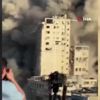 Gazzeli genç katliamı belgelerken şehit kardeşlerine rastladı Gazzeli genç katliamı belgelerken şehit kardeşlerine rastladı