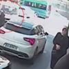 Yaşlı kadının kamyonetin altında metrelerce sürüklendiği kaza kamerada Yaşlı kadının kamyonetin altında metrelerce sürüklendiği kaza kamerada