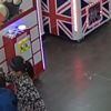 Oyuncak almak için girdiği makinede kaldı Oyuncak almak için girdiği makinede kaldı