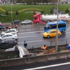 Reklam panoları otomobillerin üzerine uçtu Reklam panoları otomobillerin üzerine uçtu