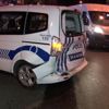 Devriye gezen polis aracına çarpıp kaçtılar