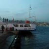 Son dakika! İstanbul Eminönü'nde bir otomobil feribota giderken denize düştü!