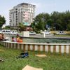 Çocuklar süs havuzuna girerek serinledi