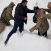 Karda mahsur kalan adam kurtarıldı Karda mahsur kalan adam kurtarıldı