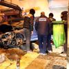 Otomobil 3 metrelik boşlukta asılı kaldı: 1 yaralı Otomobil 3 metrelik boşlukta asılı kaldı: 1 yaralı
