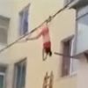 Sevgilisinin eşine yakalandı, iç çamaşırlarıyla pencereden atladı!