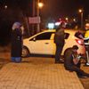 Motosiklet sürücüsü dönüş yapan otomobile çarptı Motosiklet sürücüsü dönüş yapan otomobile çarptı