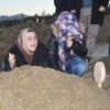 Kızının mezarına polisle gitti Kızının mezarına polisle gitti