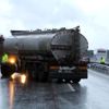 Tanker bariyere çarptı, karayolu ulaşıma kapadı Tanker bariyere çarptı, karayolu ulaşıma kapadı