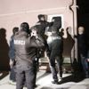 Hırsız alarmında bekçiler tuvalet penceresinden içeri girdi Hırsız alarmında bekçiler tuvalet penceresinden içeri girdi