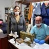 Emekli terzi, atölyeye çevirdiği evinde sağlıkçılara ... Emekli terzi, atölyeye çevirdiği evinde sağlıkçılara ...
