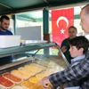Cumhurbaşkanı Erdoğan torununa dondurma aldı