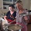 Şarkıcı Zeynep Casalini Mudanyalı kadınlarla yemek ... Şarkıcı Zeynep Casalini Mudanyalı kadınlarla yemek ...