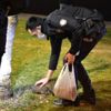 İzmir polisinden örnek davranış: Aç kalan hayvanları elleriyle besledi