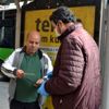 Uyarıları dikkate almayarak sokağa çıkan yaşlı vatandaşlar ...