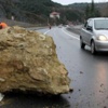 Kaya parçaları yola düştü, ulaşım durdu Kaya parçaları yola düştü, ulaşım durdu