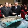 Bakan Albayrak etli pilav dağıttı Bakan Albayrak etli pilav dağıttı